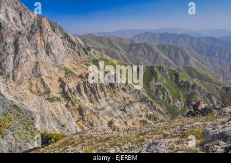 Vista panoramica del Tian Shan mountain range vicino Chimgan in Uzbekistan Foto Stock