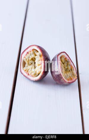 Frutti della passione in bianco sullo sfondo di legno Foto Stock