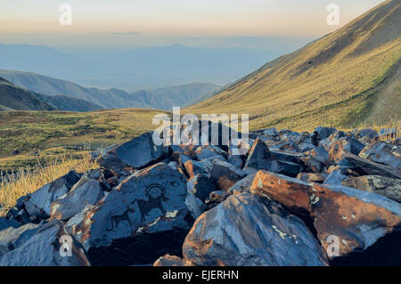 Antiche rocce con pittogrammi sul Saimaluu Tash sito in Kirghizistan Foto Stock