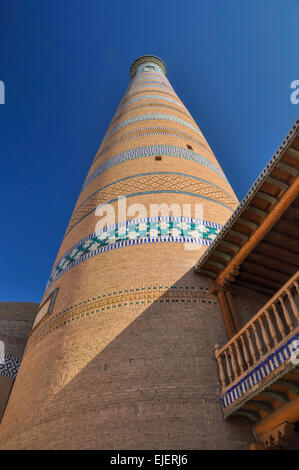 Minareto alto nella città di Khiva in Uzbekistan Foto Stock