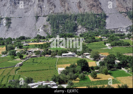 Hunza valley come visto dal Karimabad. Diran è la montagna a sinistra e Rakaposhi è a destra. Foto Stock