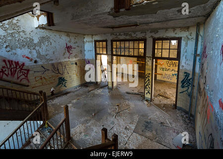 Scala in interno abbandonato di alta scuola Foto Stock