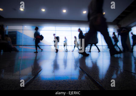 Aeroporto occupato Concourse Foto Stock