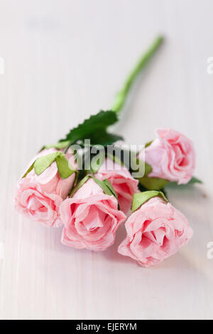 Rose di carta bianca su sfondo di legno Foto Stock