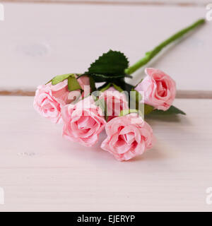 Rose di carta bianca su sfondo di legno Foto Stock