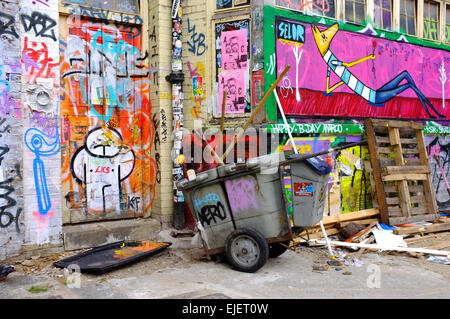 Graffiti su edificio e dustcart in Brick Lane area di Shoreditch, a est di Londra - Inghilterra Foto Stock