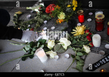 Berlino, Germania. 25 Mar, 2015. Un uomo si accende candele a piangere le vittime del crash aereo di Germanwings presso l'aeroporto Tegel di Berlino, Germania, il 25 marzo 2015. Un Airbus A320 del tedesco della compagnia aerea low-cost Germanwings con 150 persone a bordo si è schiantato il martedì nel sud della Francia, le autorità francesi hanno confermato. Credito: Zhang ventola/Xinhua/Alamy Live News Foto Stock