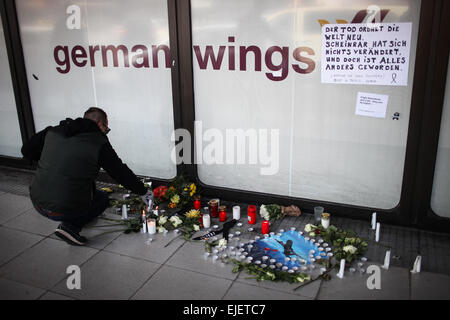 Berlino, Germania. 25 Mar, 2015. Un uomo si accende candele a piangere le vittime del crash aereo di Germanwings presso l'aeroporto Tegel di Berlino, Germania, il 25 marzo 2015. Un Airbus A320 del tedesco della compagnia aerea low-cost Germanwings con 150 persone a bordo si è schiantato il martedì nel sud della Francia, le autorità francesi hanno confermato. Credito: Zhang ventola/Xinhua/Alamy Live News Foto Stock