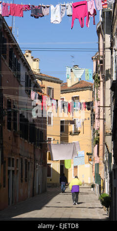 Vestiti Lavaggio Asciugatura in una strada di Venezia. Il lavaggio appeso di fronte alla strada di casa in casa Foto Stock