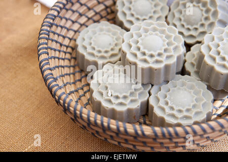 Sapone naturale bar nel cesto su un tradizionale mercato di strada Foto Stock