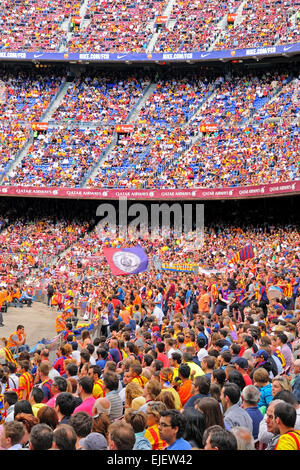 Barcellona - 03 Maggio: persone allo stadio Camp Nou prima La Liga match tra FC Barcelona e Getafe CF. Foto Stock