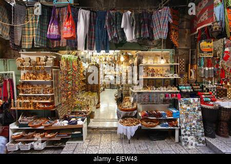 Tipico mercato vecchio colorati souvenir shop nella città vecchia di Gerusalemme, dalla Porta di Jaffa. Foto Stock