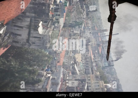 Una punta di guida il suo bastone che descrivono la posizione visibile in Havana sullo schermo di una camera obscura installato sul piano superiore di inizio xx secolo Gómez Vila edificio. È l'unico del suo genere in America Latina e nei Caraibi ed è uno dei 74 oggi in tutto il mondo. Foto Stock