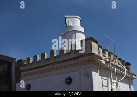 La luce viene riflessa da uno specchio in una camera oscura attraverso una lente sul tetto la visualizzazione di paesaggi urbani di Havana sullo schermo sul piano superiore di inizio xx secolo Gómez Vila edificio. Questa camera obscura è unico nel suo genere in America Latina e nei Caraibi ed è uno dei 74 oggi in tutto il mondo. Foto Stock