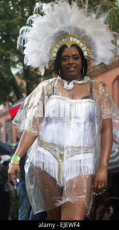 Ballerino di carnevale vestito in abiti esotici, carnevale di Notting Hill Foto Stock