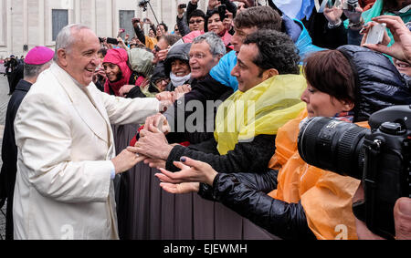 Città del Vaticano. 25 Mar, 2015. Anche se il brutto tempo oltre 13.000 pellegrini venuti in piazza San Pietro per l udienza generale di Papa Francesco Credito: Davvero Facile Star/Alamy Live News Foto Stock