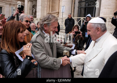 Città del Vaticano. 25 Mar, 2015. Anche se il brutto tempo oltre 13.000 pellegrini venuti in piazza San Pietro per l udienza generale di Papa Francesco Credito: Davvero Facile Star/Alamy Live News Foto Stock