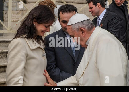 Città del Vaticano. 25 Mar, 2015. Anche se il brutto tempo oltre 13.000 pellegrini venuti in piazza San Pietro per l udienza generale di Papa Francesco Credito: Davvero Facile Star/Alamy Live News Foto Stock