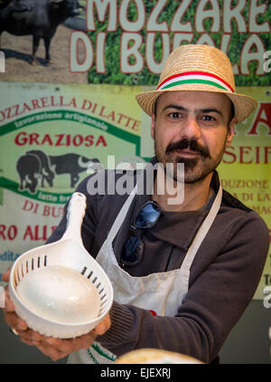 Marche, Fermo, Marche Tipicità, tipico 2015, stand alimentari, 'Faro' mozzarella di bufala. Foto Stock
