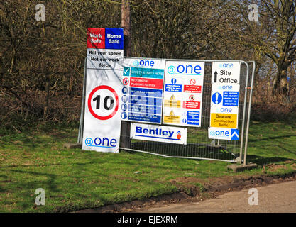 Una banca di strada e i cartelli di sicurezza in Whitlingham Lane, vicino a Norwich, Norfolk, Inghilterra, Regno Unito. Foto Stock