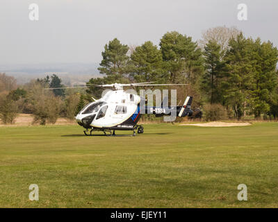 Surrey, Regno Unito. 24 Mar, 2015. Il Kent, Surrey e Sussex Air Ambulance si prepara a prendere il via dalla Effingham Golf Club vicino a Guildford, Surrey, Regno Unito a circa dieci ore di mercoledì mattina 25 marzo 2015. Un giocatore si era ammalato mentre fuori per un gioco in una mattina di sole. Il Club di propri addetti al pronto soccorso sono stati in grado di fornire assistenza in attesa dell'arrivo dei paramedici su strada prima della Air Ambulance arrivare alla scena. La Air Ambulance opera due MD902 Explorer elicotteri. Credito: Graham Johns/Alamy Live News Foto Stock