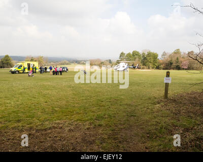 Surrey, Regno Unito. 24 Mar, 2015. Il Kent, Surrey e Sussex Air Ambulance è arrivato a Effingham Golf Club vicino a Guildford, Surrey, Regno Unito a circa dieci ore di mercoledì mattina 25 marzo 2015. Un giocatore si era ammalato mentre fuori per un gioco in una mattina di sole. Il Club di propri addetti al pronto soccorso sono stati in grado di fornire assistenza in attesa dell'arrivo dei paramedici su strada prima della Air Ambulance arrivare alla scena. La Air Ambulance opera due MD902 Explorer elicotteri. Credito: Graham Johns/Alamy Live News Foto Stock