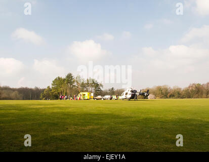 Surrey, Regno Unito. 24 Mar, 2015. Il Kent, Surrey e Sussex Air Ambulance è arrivato a Effingham Golf Club vicino a Guildford, Regno Unito a circa dieci ore di mercoledì mattina 25 marzo 2015. Un giocatore si era ammalato mentre fuori per un gioco in una mattina di sole. Il Club di propri addetti al pronto soccorso sono stati in grado di fornire assistenza in attesa dell'arrivo dei paramedici su strada prima della Air Ambulance arrivare alla scena. La Air Ambulance opera due MD902 Explorer elicotteri. Credito: Graham Johns/Alamy Live News Foto Stock