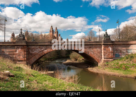 Kelvin via ponte con una vista di Glasgow University Gilbert Scott Edificio, Glasgow, Scotland, Regno Unito Foto Stock