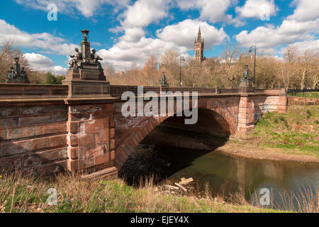 Kelvin via ponte con una vista di Glasgow University Gilbert Scott Edificio, Glasgow, Scotland, Regno Unito Foto Stock