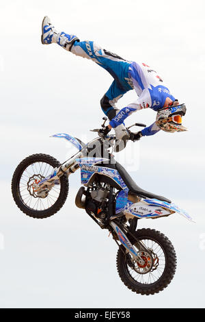 Barcellona - giu 28: un pilota professionista al FMX (Freestyle Motocross) concorrenza a LKXA Sport Estremi Giochi di Barcellona. Foto Stock