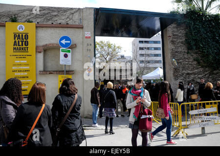 Palo alto mercato del sabato della porta principale nel quartiere Poblenou di Barcellona. Foto Stock