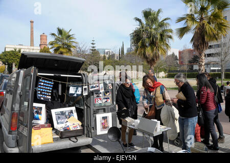 Street mostra fotografica nel quartiere Poblenou di Barcellona vicino a palo alto fuori mercato del sabato. Foto Stock