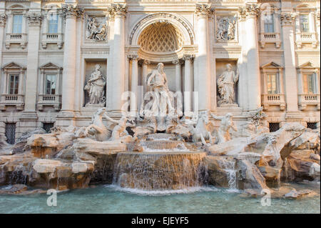 Fontana di Trevi Fontana di Trevi in italiano, è una fontana di Roma, Italia. Foto Stock