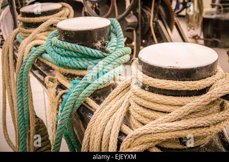 Funi su un lato della vecchia nave a vela, closeup, della prospettiva e profondità di campo. Foto Stock