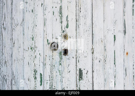 Il vecchio dipinto di bianco con ante in legno con peeling texture di vernice Foto Stock