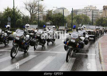 Atene, Grecia. 25 Mar, 2015. Le biciclette presso la polizia militare stand in fila davanti alla parata militare. I partecipanti della parata militare che si terrà ad Atene, per celebrare il 194th indipendenza greca il giorno ottenere pronto. Il giorno celebra l'inizio della guerra greca di indipendenza nel 1821, che portano all'indipendenza della Grecia dall'Impero Ottomano. Credito: Michael Debets/Pacific Press/Alamy Live News Foto Stock