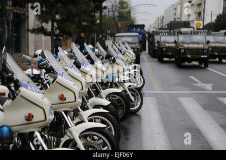 Atene, Grecia. 25 Mar, 2015. Una fila di motocicli di polizia è allineato davanti alla parata militare di Atene. I partecipanti della parata militare che si terrà ad Atene, per celebrare il 194th indipendenza greca il giorno ottenere pronto. Il giorno celebra l'inizio della guerra greca di indipendenza nel 1821, che portano all'indipendenza della Grecia dall'Impero Ottomano. Credito: Michael Debets/Pacific Press/Alamy Live News Foto Stock