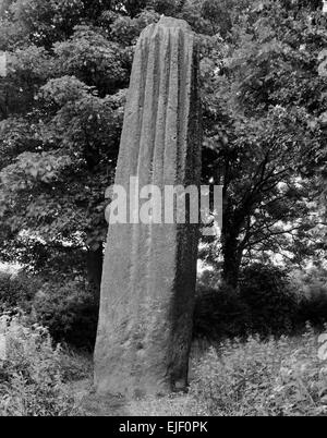 Cercando SE A S di pietra del diavolo frecce, Boroughbridge, North Yorkshire, una linea di tre monoliti preistorici di graniglia di macina. Foto Stock