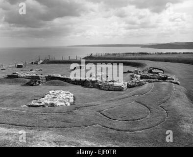 Resti di un C4thAD fortificato romano stazione di segnale sul promontorio di spicco tra due baie a Scarborough, North Yorkshire, Regno Unito. Foto Stock