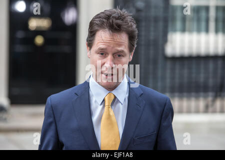 Nick Clegg,vice primo ministro,dando una intervista televisiva a Downing street,Londra Foto Stock