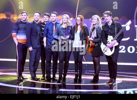 Berlino, Germania. 25 Mar, 2015. Host TV Barbara Schoeneberger (5L), cantante svizzera Stefanie HEINZ MAN (3R), Niels Groetsch (l-r), Kristoffer Huenecke, Jakob Sinn und Johannes Strate della banda Revolverheld, il comune Linnets, Ilse DeLange (2R) e JB Meijers (R) pongono sul palco a Messe Berlin a Berlino, Germania, 25 marzo 2015. L'Eco Music Awards sarà presentato per la ventiquattresima volta il 26 marzo 2015. Credito: dpa picture alliance/Alamy Live News Foto Stock