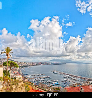 Vista giorno di Napoli da Posillipo con il mar Mediterraneo e il Monte Vesuvio Foto Stock