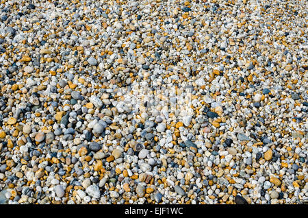 Incorniciato completamente riempito con spiaggia di ciottoli e pietre. Abstract. Sfondo. Mare. Foto Stock