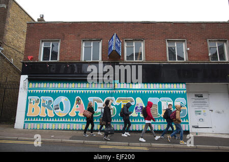 Run-giù edifici su Broadstairs High Street, Kent, Sud Thanet, England, Regno Unito Foto Stock