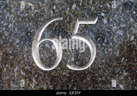 Il numero 65 su una parete. Foto Stock