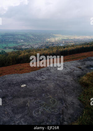 Età del ferro rock carving di una svastica in senso antiorario (scanalatura & croce di 9 tazze) su Woodhouse roccioso affacciato Ilkley in Wharfedale, West Yorkshire. Foto Stock