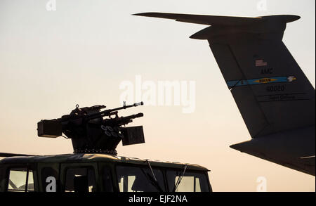 Borispol, Ucraina. 25 Mar, 2015. Mitragliatrice sul tetto dell'ucraino veicolo militare sullo sfondo della American velivoli da trasporto. -- Presidente Petro Poroshenko incontrato aerei militari della Air Force con il primo lotto di noi veicoli corazzati all'aeroporto internazionale 'Borispol'. Vetture HMMWV ricevuto sotto la decisione degli Stati Uniti di trasferire l'Ucraina degli sforzi di difesa. Totale veicoli 10 venite con Heavy Armor, 8 dei quali dopo equipaggiare armi ucraino di unità di produzione verranno utilizzati in altamente mobile e truppe aviotrasportate, 2 - Unità speciali del servizio di sicurezza ucraino. © Igor Golovnov/Alam Foto Stock