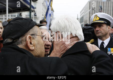 Atene, Grecia. Xxv Marzo 2015. Il Presidente della Repubblica di Grecia, Prokopis Pavlopoulos (a destra), abbracci un veterano di guerra. Una parata militare si è svolta ad Atene nonostante la pioggia pesante, per celebrare il 194th greco il Giorno di Indipendenza. Il giorno celebra l'inizio della guerra greca di indipendenza nel 1821, che portano all'indipendenza della Grecia dall'Impero Ottomano. Credito: Michael Debets/Alamy Live News Foto Stock