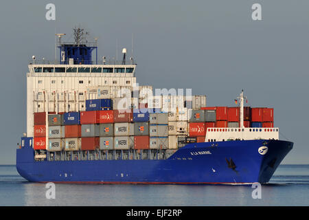 Un Feedervessel La Marine in entrata al fiordo di Kiel Foto Stock