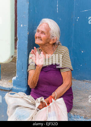 Una femmina di divertenti senior citizen gesti e sorrisi come essa sia rivolta in avanti in Siboney, Cuba. Foto Stock